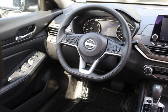 Nissan Altima Vehicle Image 22