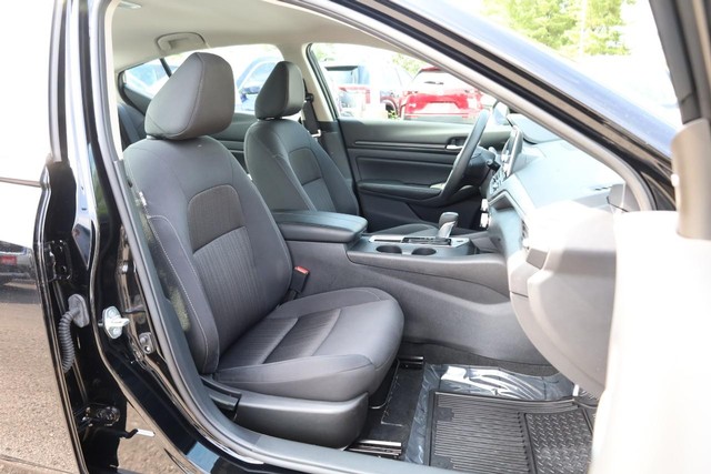 Nissan Altima Vehicle Image 23