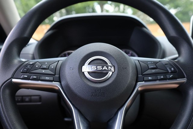 Nissan Sentra Vehicle Image 09
