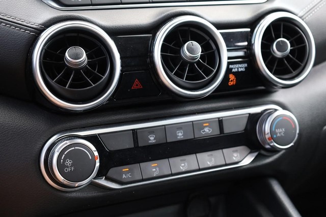 Nissan Sentra Vehicle Image 13