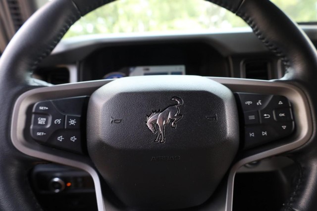 Ford Bronco Vehicle Full-screen Gallery Image 09