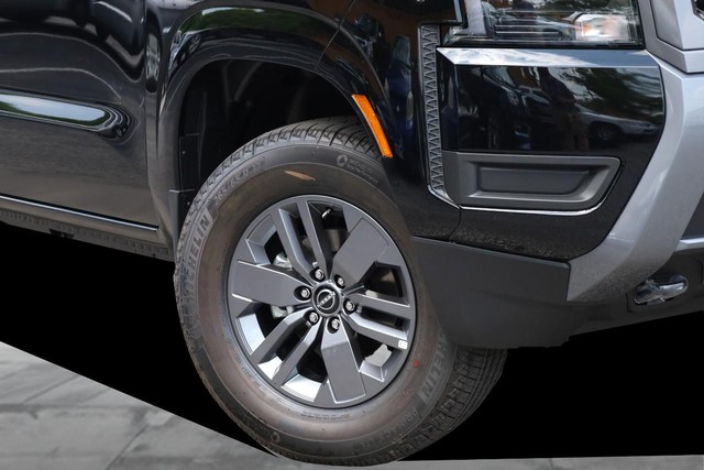 Nissan Frontier Vehicle Full-screen Gallery Image 3