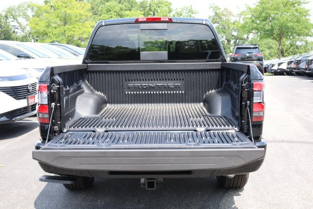 Nissan Frontier Vehicle Full-screen Gallery Image 7