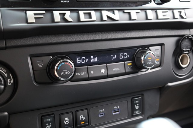 Nissan Frontier Vehicle Full-screen Gallery Image 12