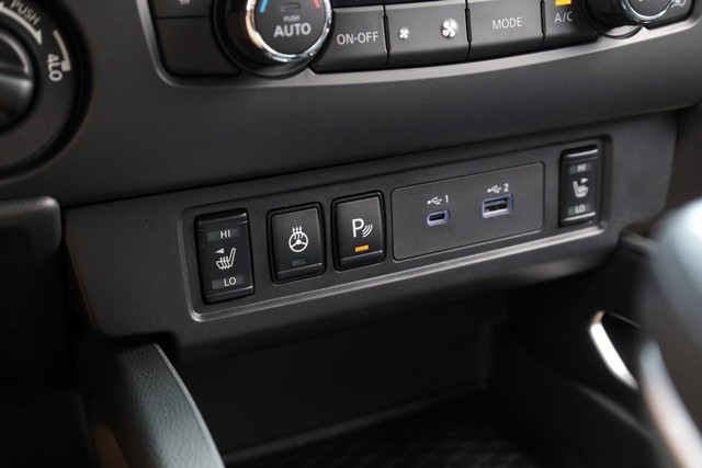 Nissan Frontier Vehicle Full-screen Gallery Image 13