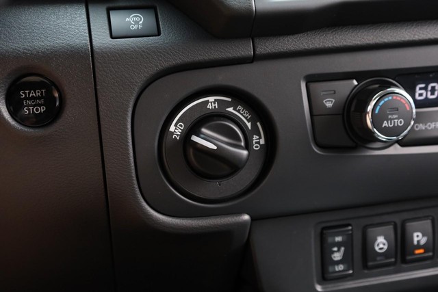 Nissan Frontier Vehicle Full-screen Gallery Image 14