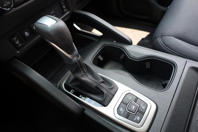 Nissan Frontier Vehicle Full-screen Gallery Image 15