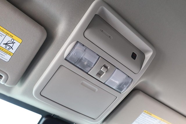 Nissan Frontier Vehicle Full-screen Gallery Image 16