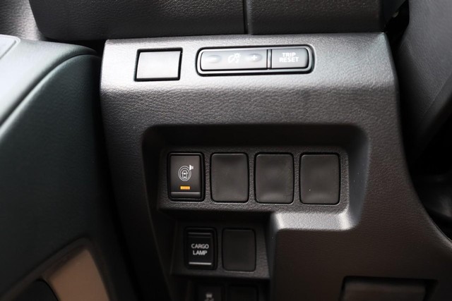 Nissan Frontier Vehicle Full-screen Gallery Image 18