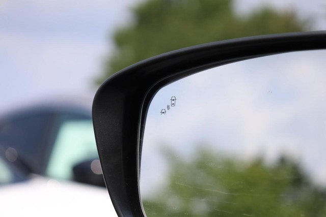 Nissan Frontier Vehicle Full-screen Gallery Image 19