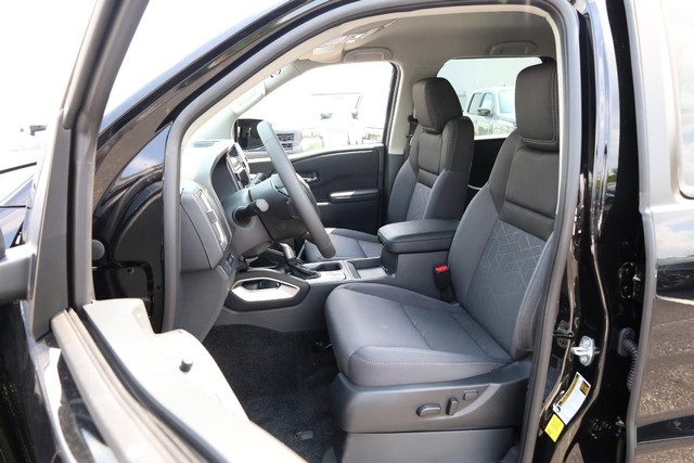 Nissan Frontier Vehicle Full-screen Gallery Image 20