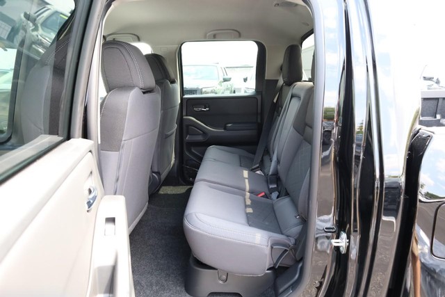 Nissan Frontier Vehicle Full-screen Gallery Image 21