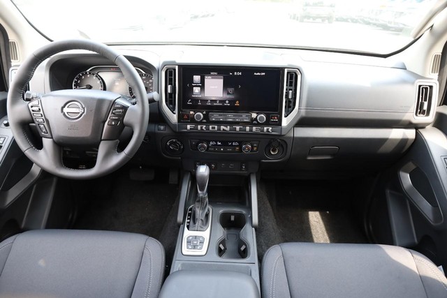 Nissan Frontier Vehicle Full-screen Gallery Image 23