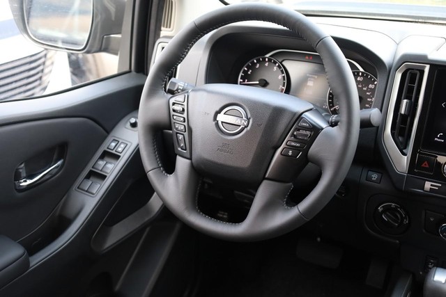Nissan Frontier Vehicle Full-screen Gallery Image 24