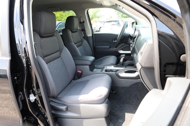 Nissan Frontier Vehicle Full-screen Gallery Image 25