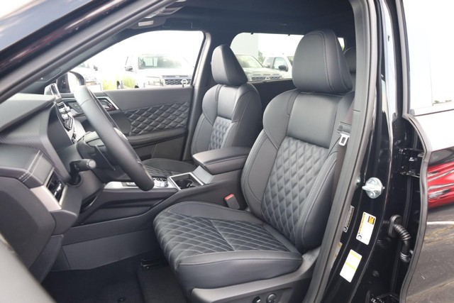 Nissan Rogue Plug-In Hybrid Vehicle Full-screen Gallery Image 9
