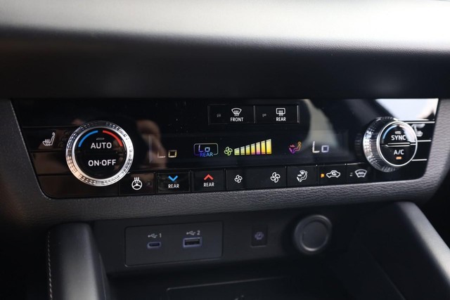Nissan Rogue Plug-In Hybrid Vehicle Full-screen Gallery Image 14