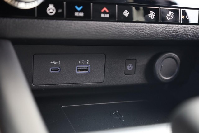 Nissan Rogue Plug-In Hybrid Vehicle Full-screen Gallery Image 15