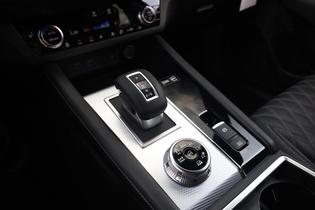 Nissan Rogue Plug-In Hybrid Vehicle Full-screen Gallery Image 16
