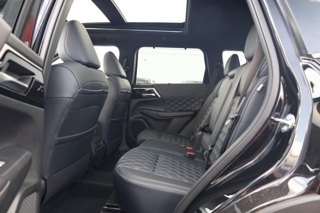 Nissan Rogue Plug-In Hybrid Vehicle Full-screen Gallery Image 22