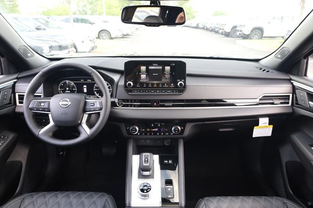 Nissan Rogue Plug-In Hybrid Vehicle Full-screen Gallery Image 23