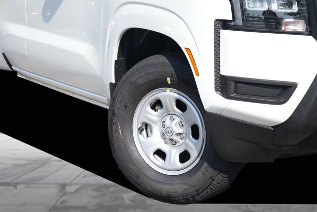 Nissan Frontier Vehicle Full-screen Gallery Image 3