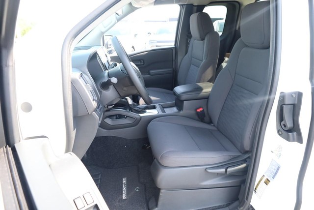 Nissan Frontier Vehicle Full-screen Gallery Image 7