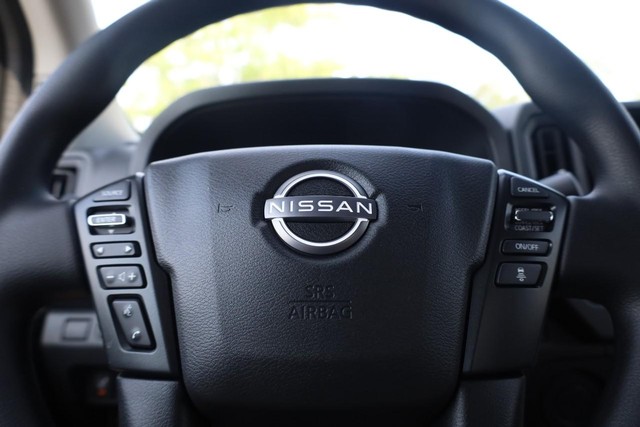 Nissan Frontier Vehicle Full-screen Gallery Image 8