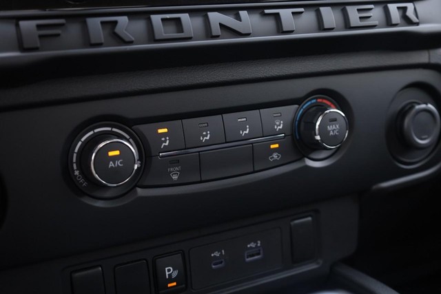 Nissan Frontier Vehicle Full-screen Gallery Image 12