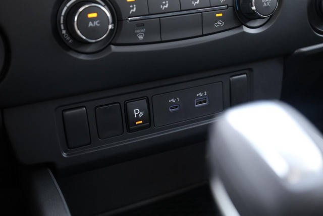 Nissan Frontier Vehicle Full-screen Gallery Image 13