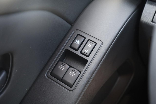 Nissan Frontier Vehicle Full-screen Gallery Image 16