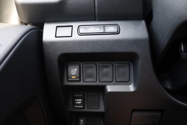 Nissan Frontier Vehicle Full-screen Gallery Image 17