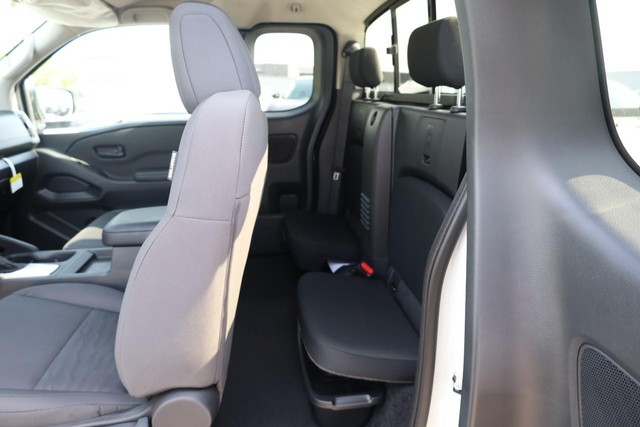 Nissan Frontier Vehicle Full-screen Gallery Image 19