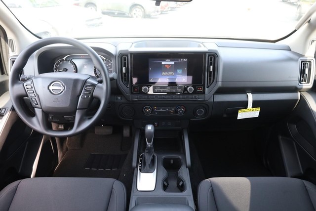 Nissan Frontier Vehicle Full-screen Gallery Image 20