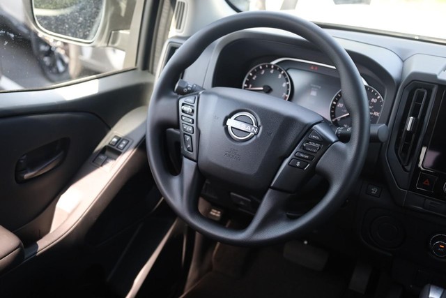 Nissan Frontier Vehicle Full-screen Gallery Image 21