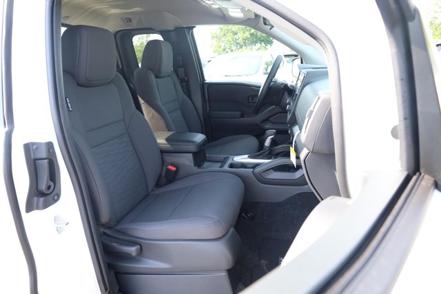 Nissan Frontier Vehicle Full-screen Gallery Image 22