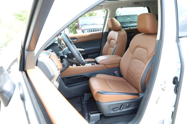 Nissan Pathfinder Vehicle Image 10