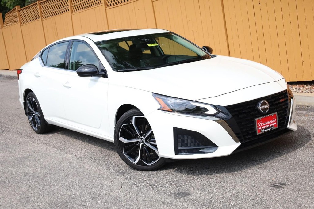 Nissan Altima Vehicle Full-screen Gallery Image 2