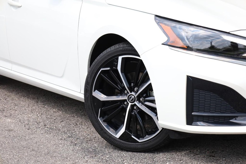 Nissan Altima Vehicle Full-screen Gallery Image 3