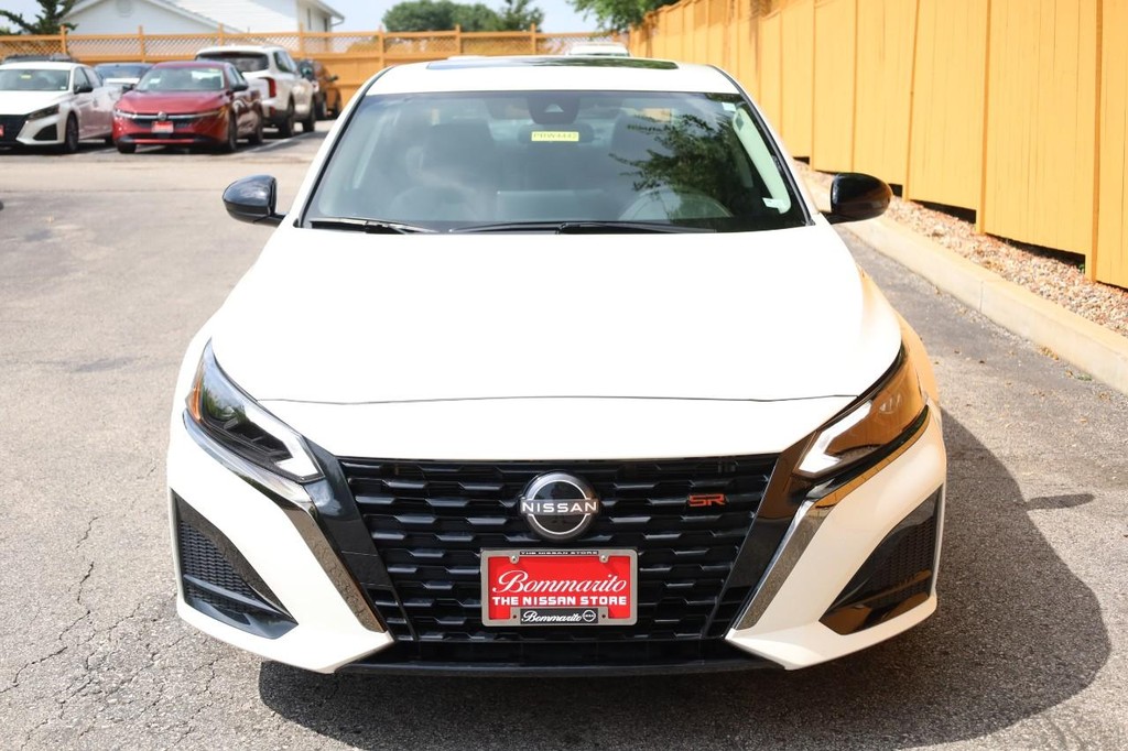 Nissan Altima Vehicle Full-screen Gallery Image 4