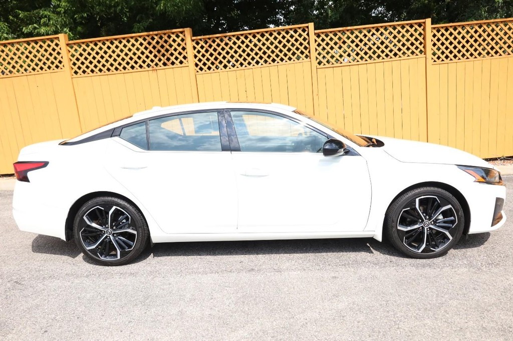 Nissan Altima Vehicle Full-screen Gallery Image 5