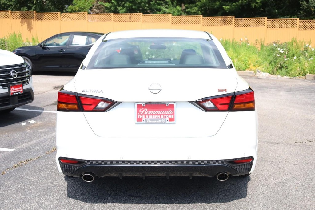 Nissan Altima Vehicle Full-screen Gallery Image 6