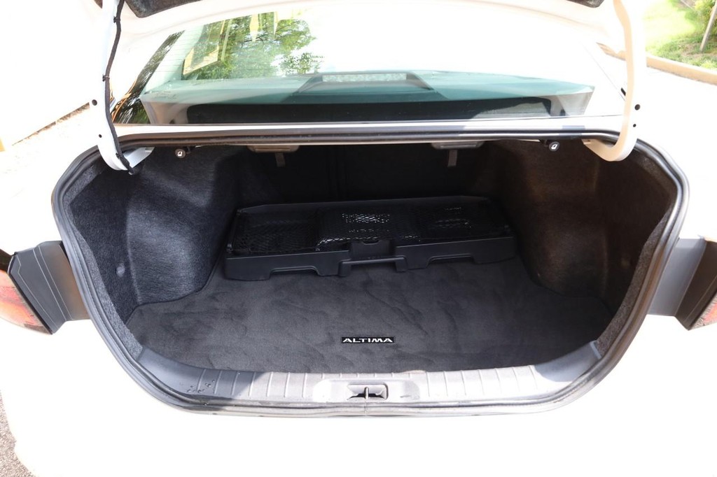 Nissan Altima Vehicle Full-screen Gallery Image 7