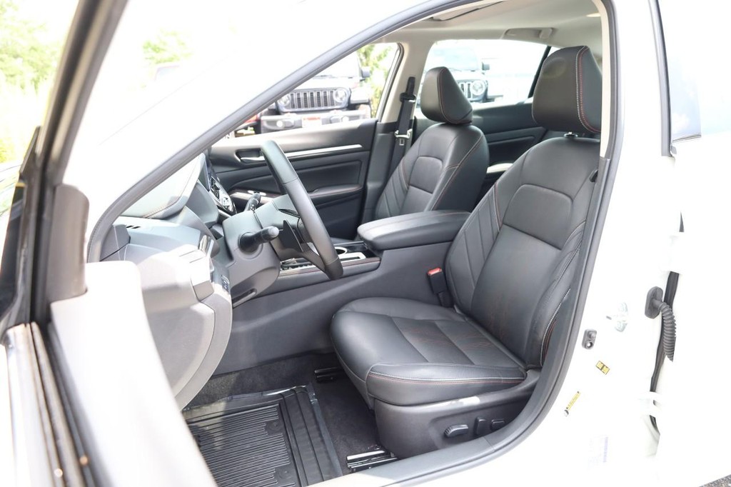 Nissan Altima Vehicle Full-screen Gallery Image 8