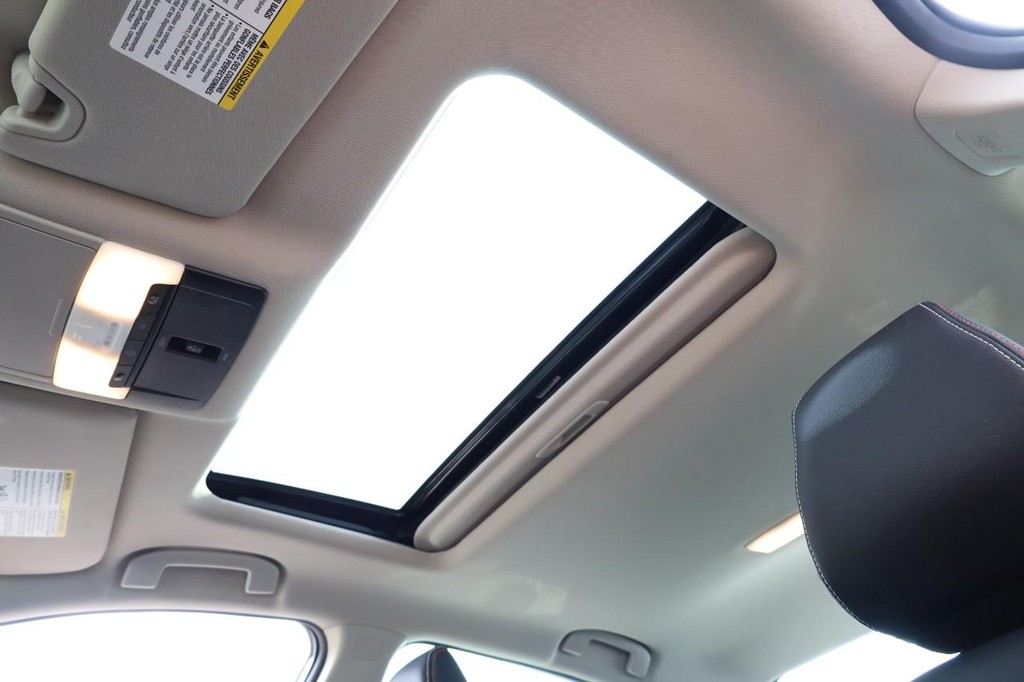 Nissan Altima Vehicle Full-screen Gallery Image 9