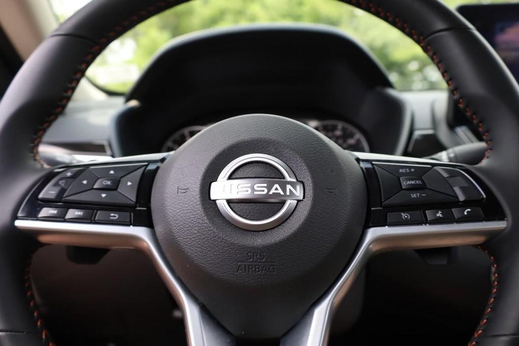 Nissan Altima Vehicle Full-screen Gallery Image 10