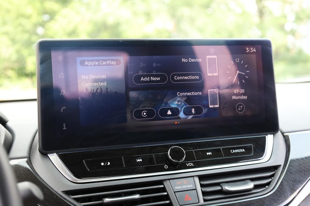 Nissan Altima Vehicle Full-screen Gallery Image 12