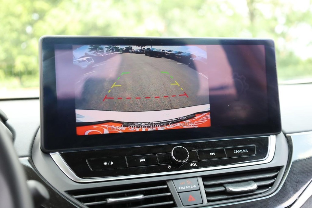 Nissan Altima Vehicle Full-screen Gallery Image 13