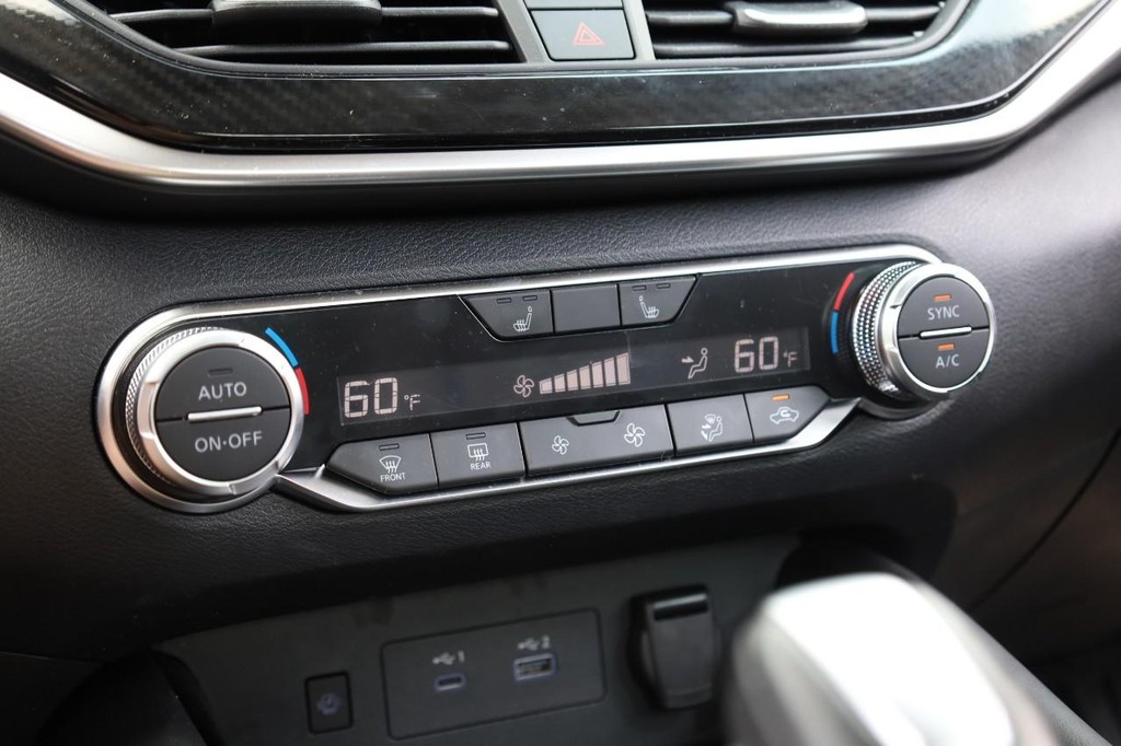 Nissan Altima Vehicle Full-screen Gallery Image 14