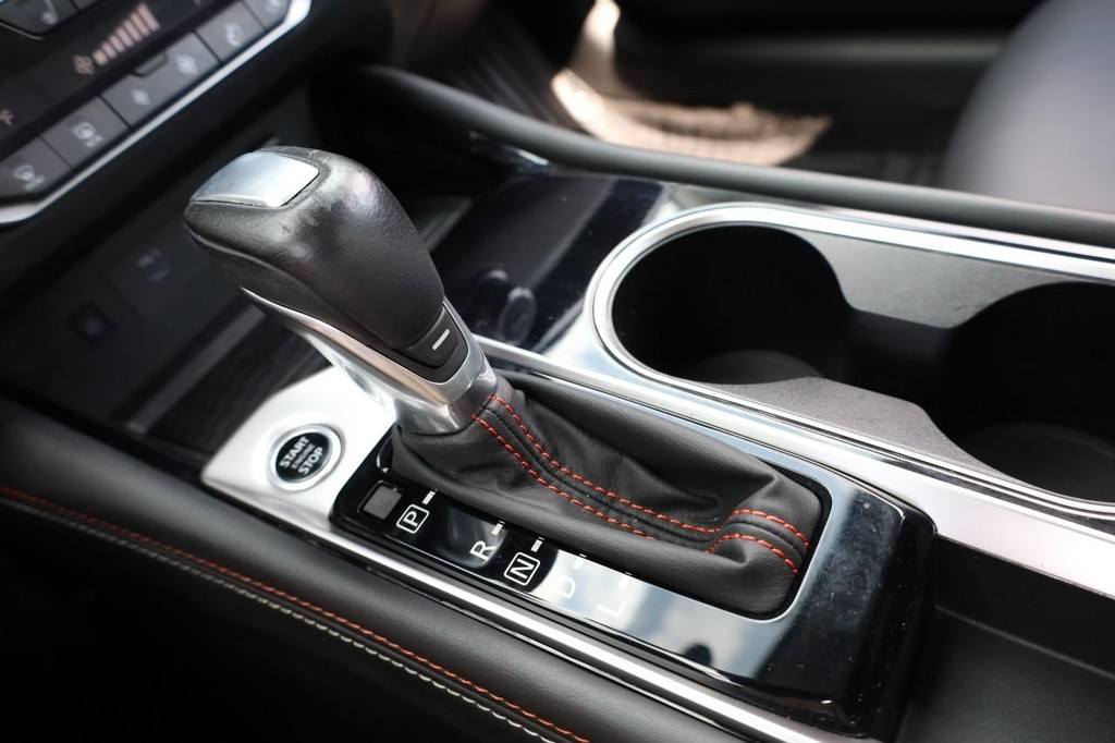Nissan Altima Vehicle Full-screen Gallery Image 16